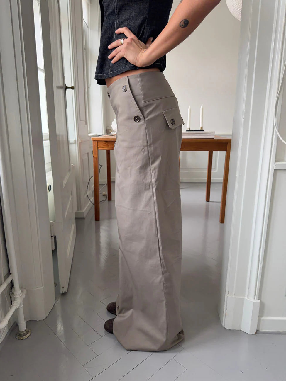 Maison Vea - Trousers with button details
